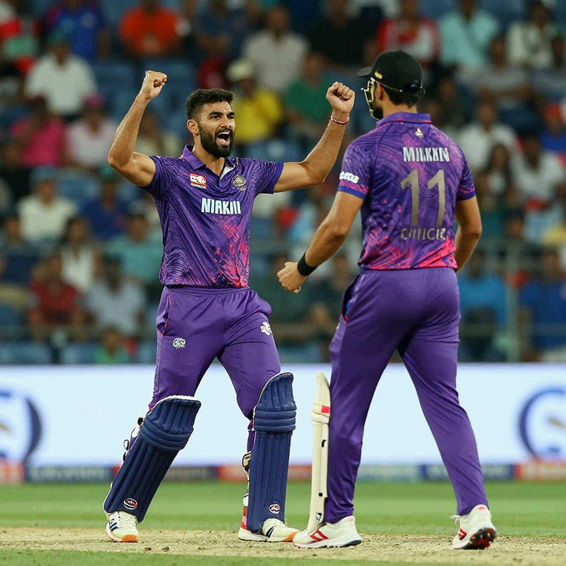 গালফের নির্জন স্টেডিয়ামে এশিয়া কাপের প্রতিধ্বনি: ১৭ জনের নৈঃশব্দ্য কারা শোনে? গালফের নির্জন স্টেডিয়ামে এশিয়া কাপের প্রতিধ্বনি: ১৭ জনের নৈঃশব্দ্য কারা শোনে?